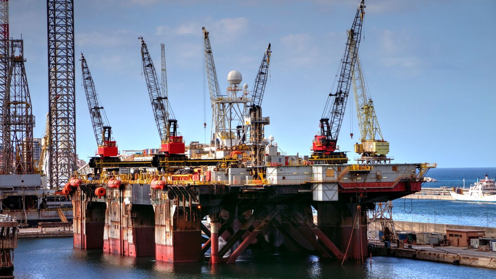 Offshore drilling platform with deck cranes